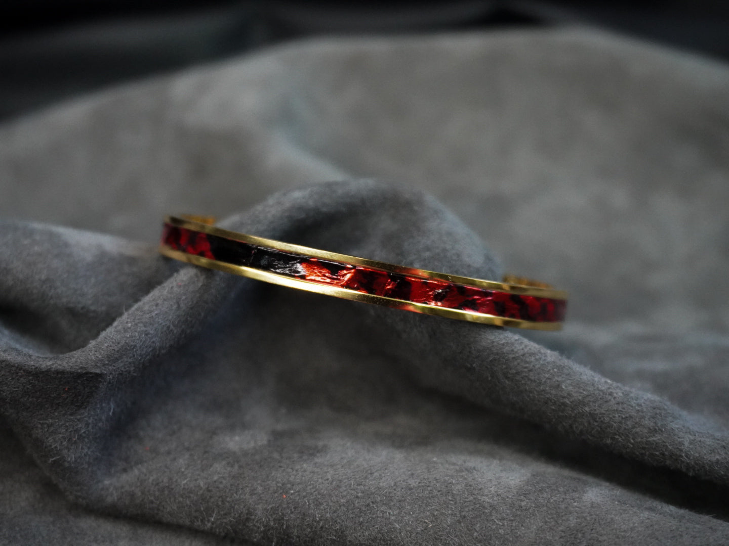 Bracelet en acier inoxydable plaqué or 24 carats et cuir éxotique (alligator, lézard, serpent)