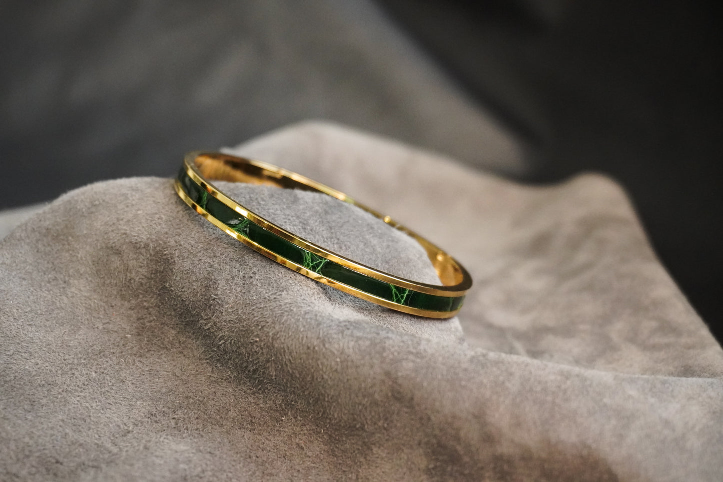 Bracelet en acier inoxydable plaqué or 24 carats et cuir éxotique (alligator, lézard, serpent)