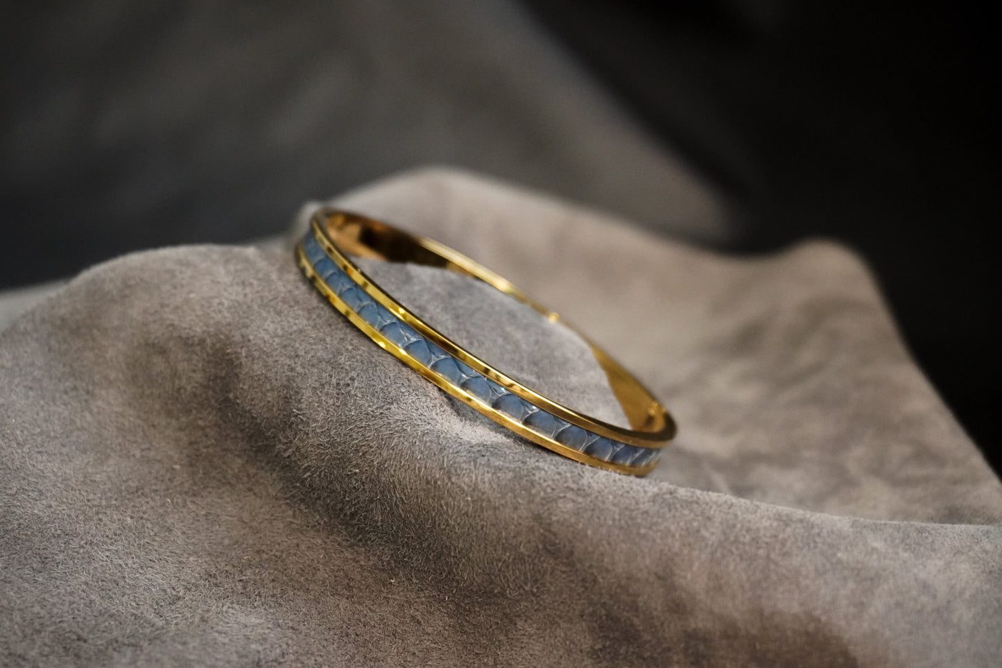Bracelet en acier inoxydable plaqué or 24 carats et cuir éxotique (alligator, lézard, serpent)
