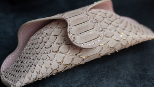 Étui à lunettes en cuir de serpent