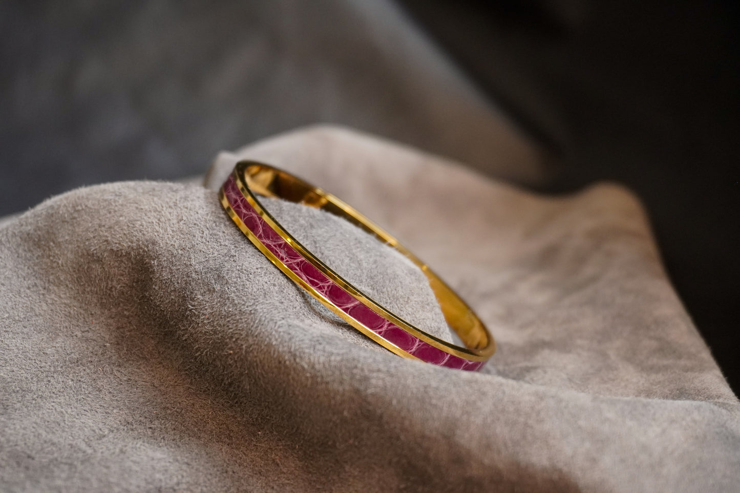 Bracelet en acier inoxydable plaqué or 24 carats et cuir éxotique (alligator, lézard, serpent)
