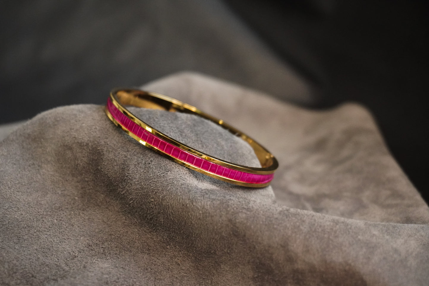 Bracelet en acier inoxydable plaqué or 24 carats et cuir éxotique (alligator, lézard, serpent)