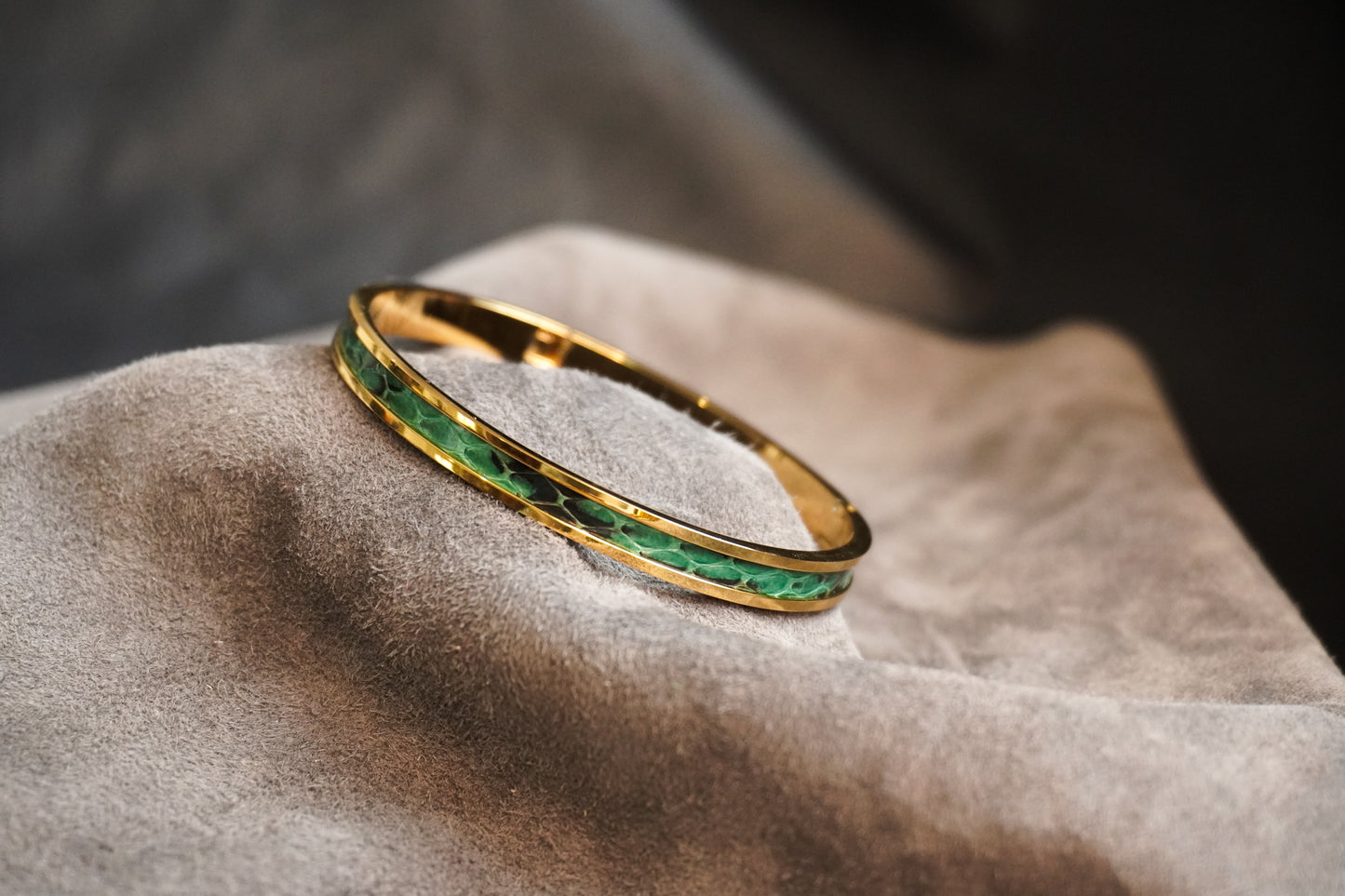 Bracelet en acier inoxydable plaqué or 24 carats et cuir éxotique (alligator, lézard, serpent)