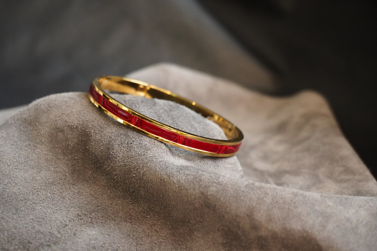 Bracelet en acier inoxydable plaqué or 24 carats et cuir éxotique (alligator, lézard, serpent)