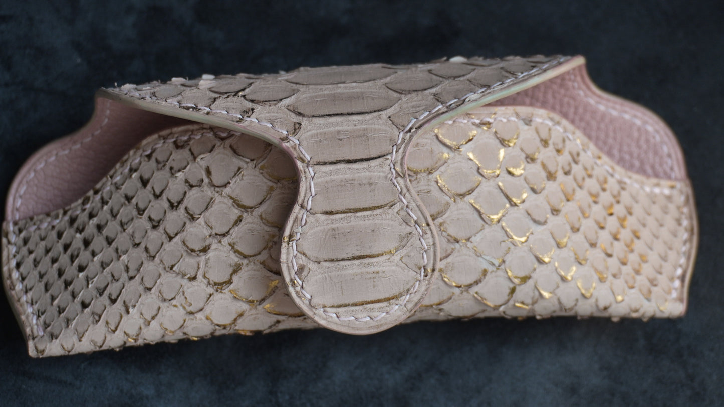 Étui à lunettes en cuir de serpent