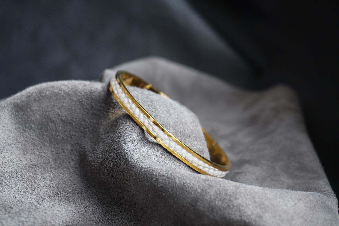 Bracelet en acier inoxydable plaqué or 24 carats et cuir éxotique (alligator, lézard, serpent)