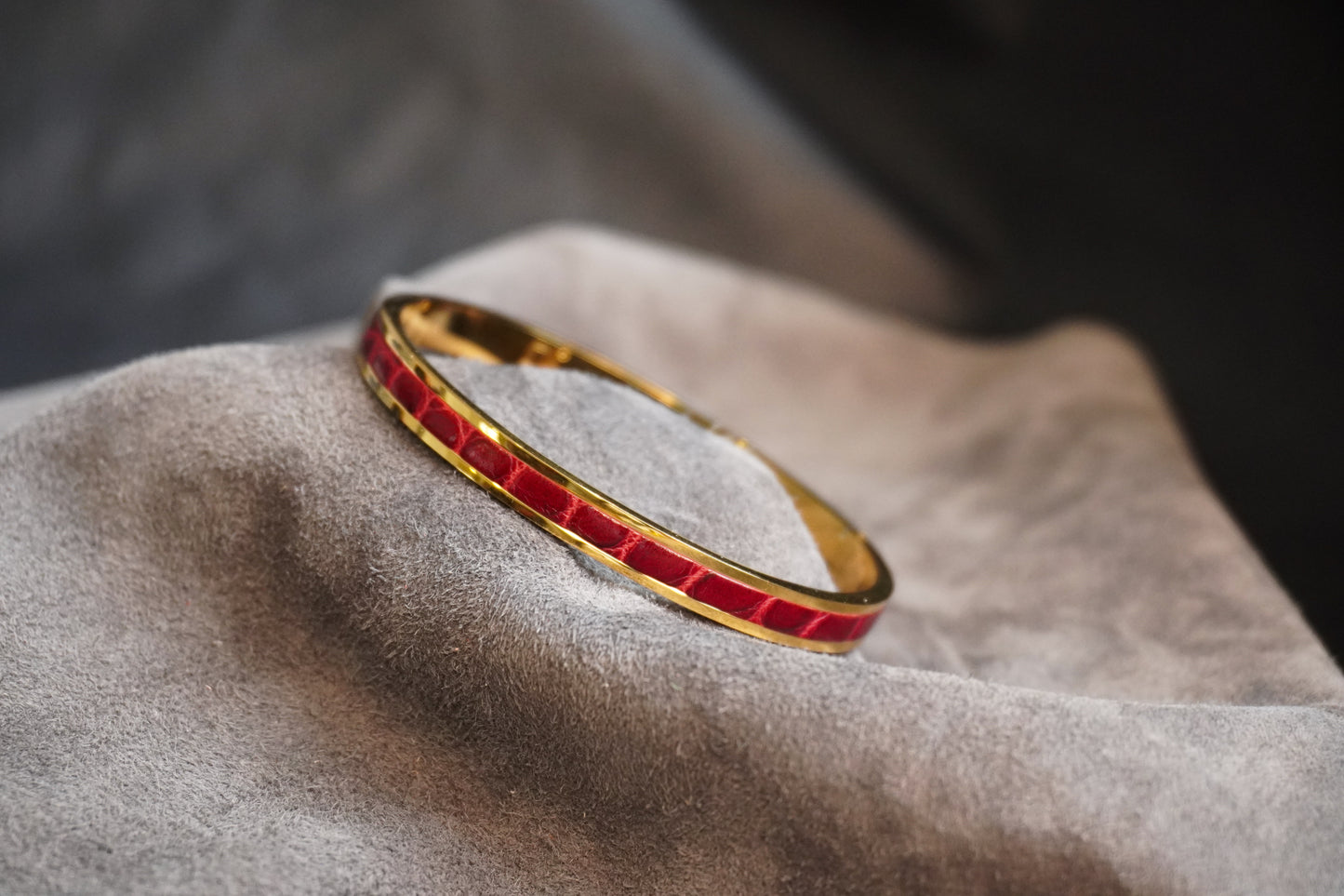 Bracelet en acier inoxydable plaqué or 24 carats et cuir éxotique (alligator, lézard, serpent)