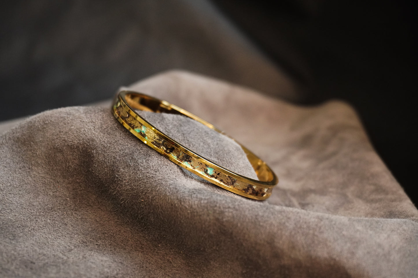 Bracelet en acier inoxydable plaqué or 24 carats et cuir éxotique (alligator, lézard, serpent)