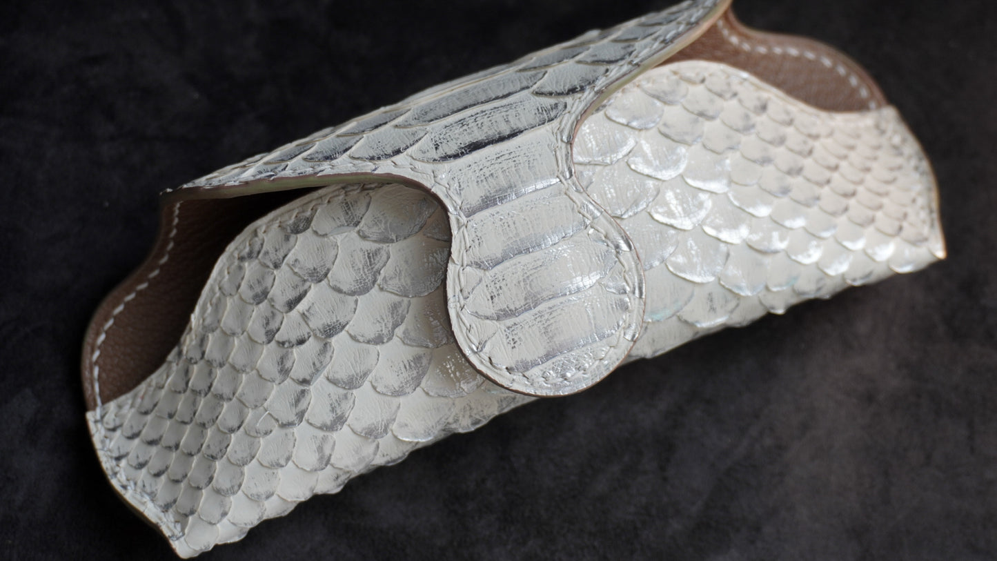 Étui à lunettes en cuir de serpent