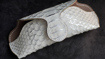 Étui à lunettes en cuir de serpent