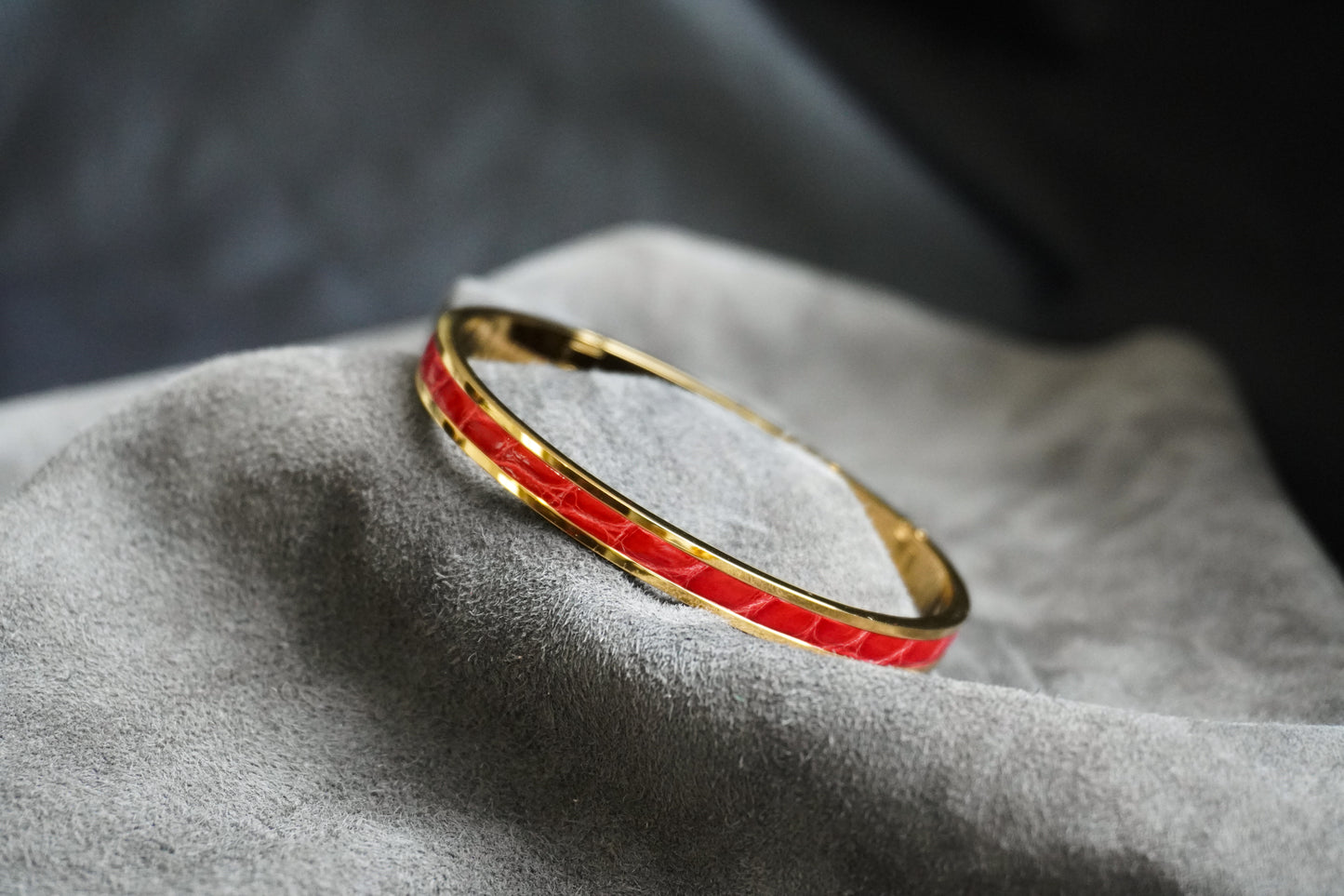 Bracelet en acier inoxydable plaqué or 24 carats et cuir éxotique (alligator, lézard, serpent)