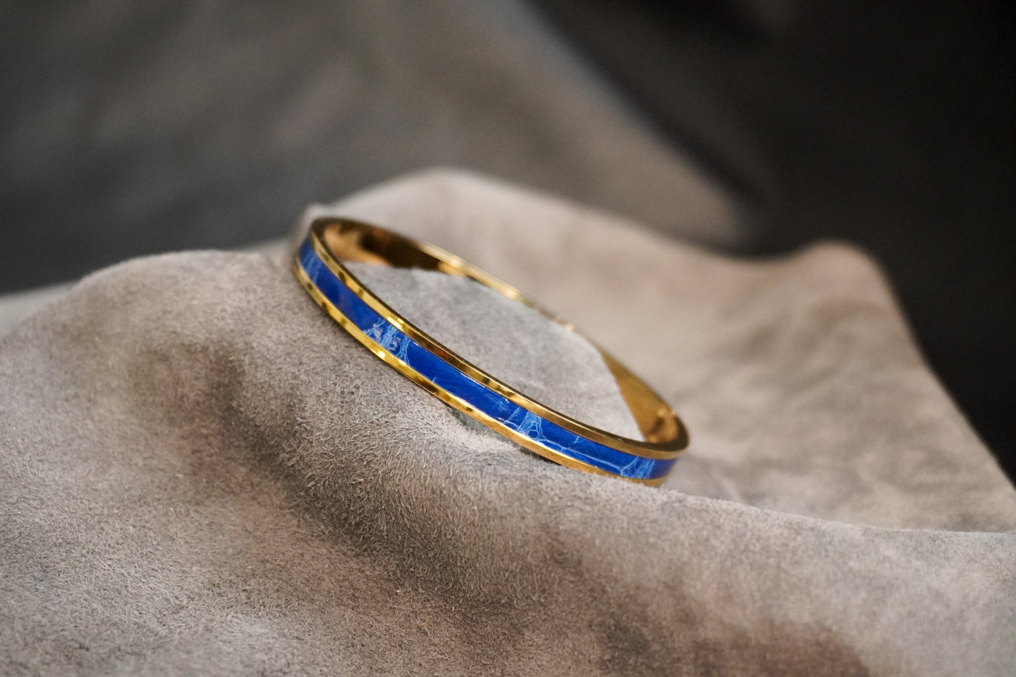 Bracelet en acier inoxydable plaqué or 24 carats et cuir éxotique (alligator, lézard, serpent)