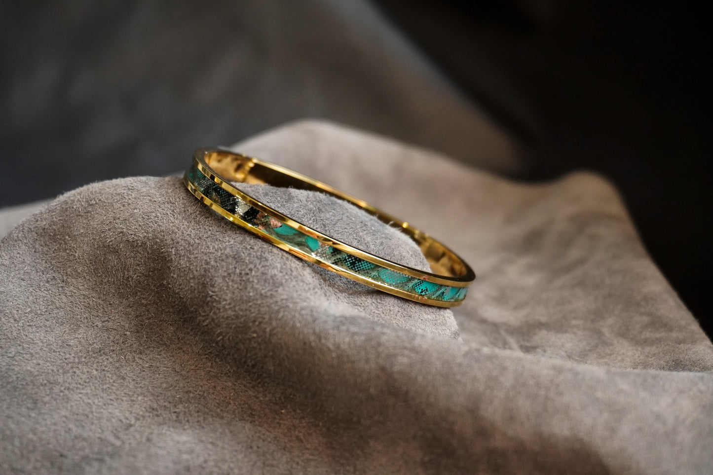 Bracelet en acier inoxydable plaqué or 24 carats et cuir éxotique (alligator, lézard, serpent)