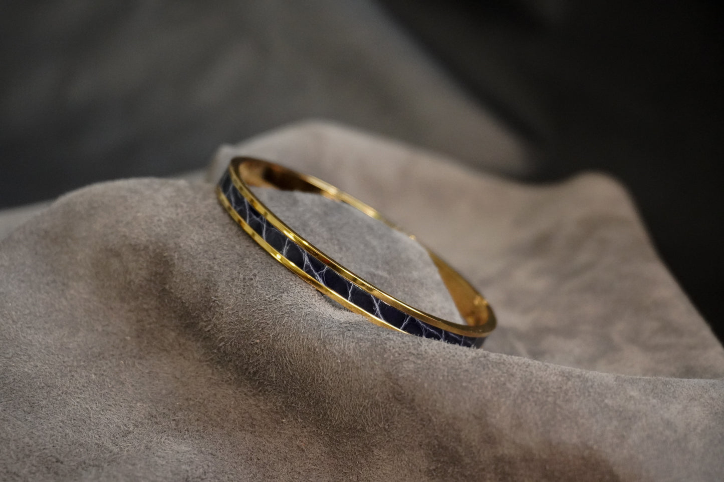 Bracelet en acier inoxydable plaqué or 24 carats et cuir éxotique (alligator, lézard, serpent)