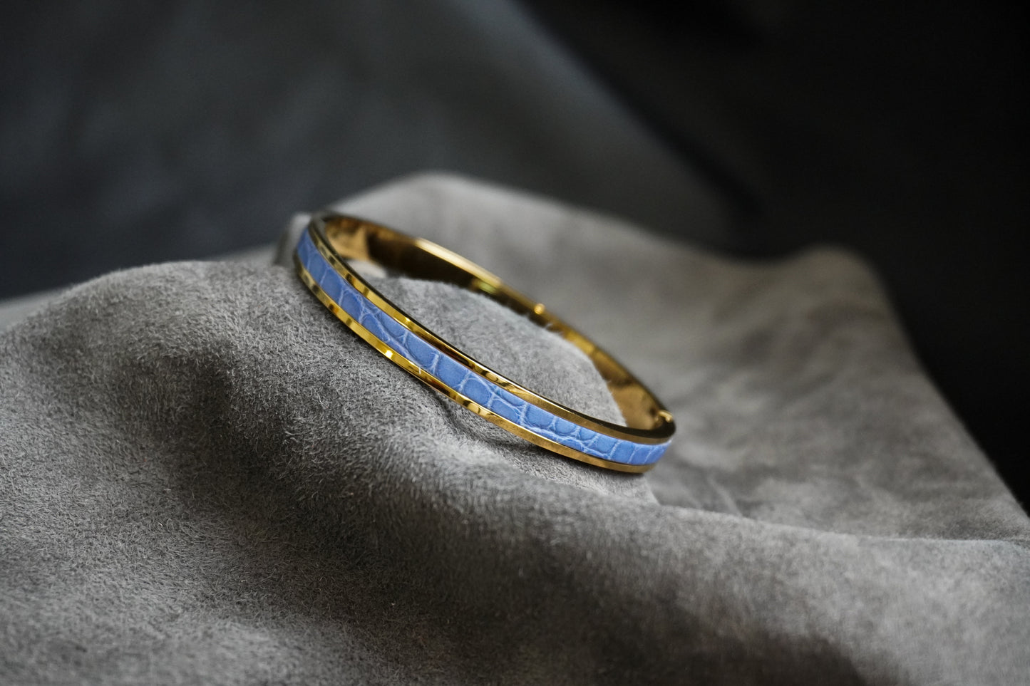 Bracelet en acier inoxydable plaqué or 24 carats et cuir éxotique (alligator, lézard, serpent)