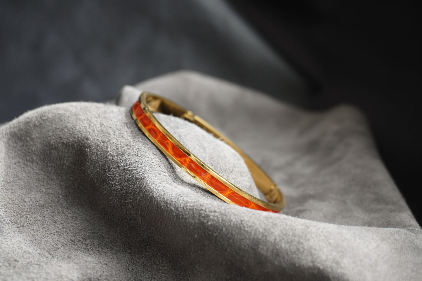 Bracelet en acier inoxydable plaqué or 24 carats et cuir éxotique (alligator, lézard, serpent)
