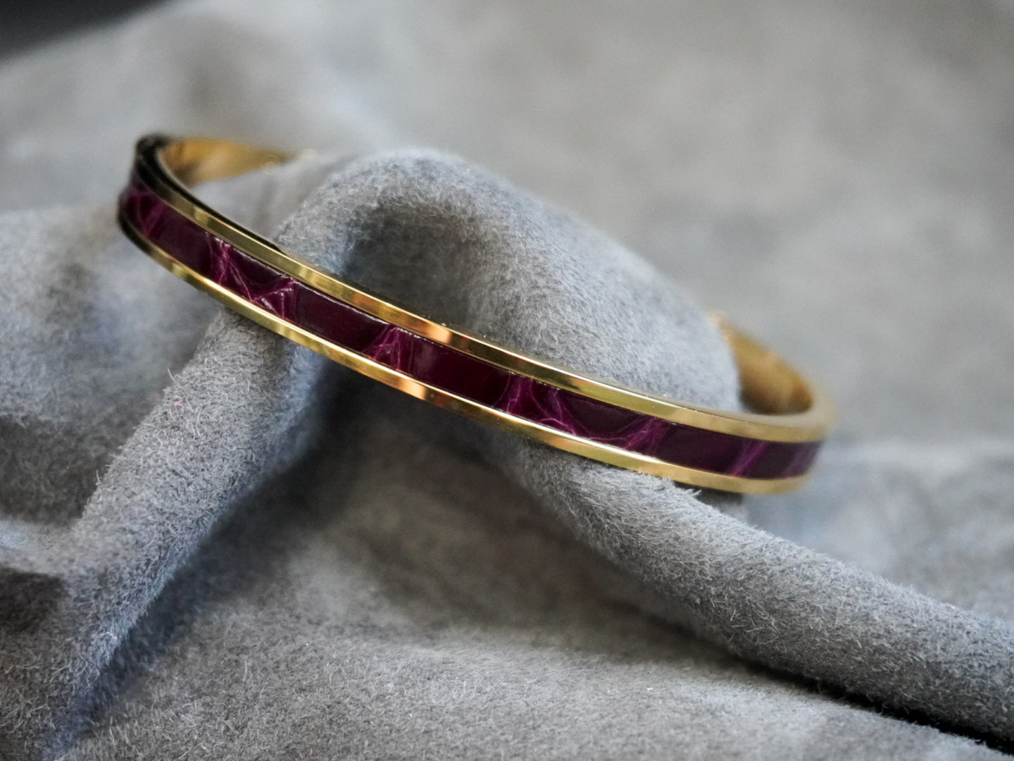 Bracelet en acier inoxydable plaqué or 24 carats et cuir éxotique (alligator, lézard, serpent)