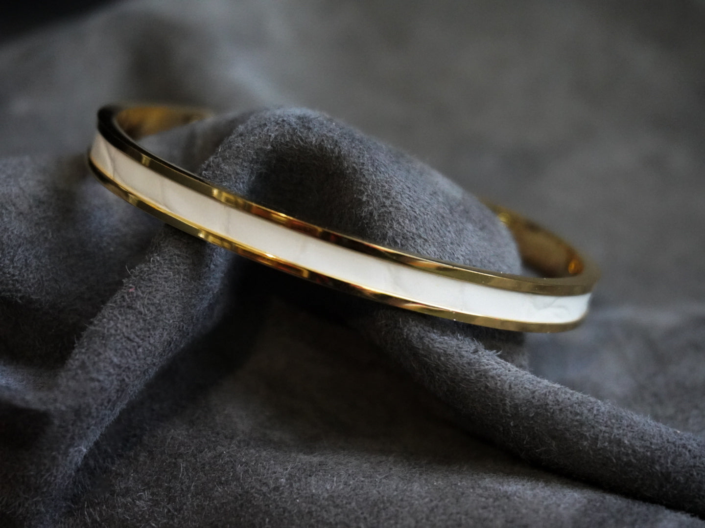 Bracelet en acier inoxydable plaqué or 24 carats et cuir éxotique (alligator, lézard, serpent)
