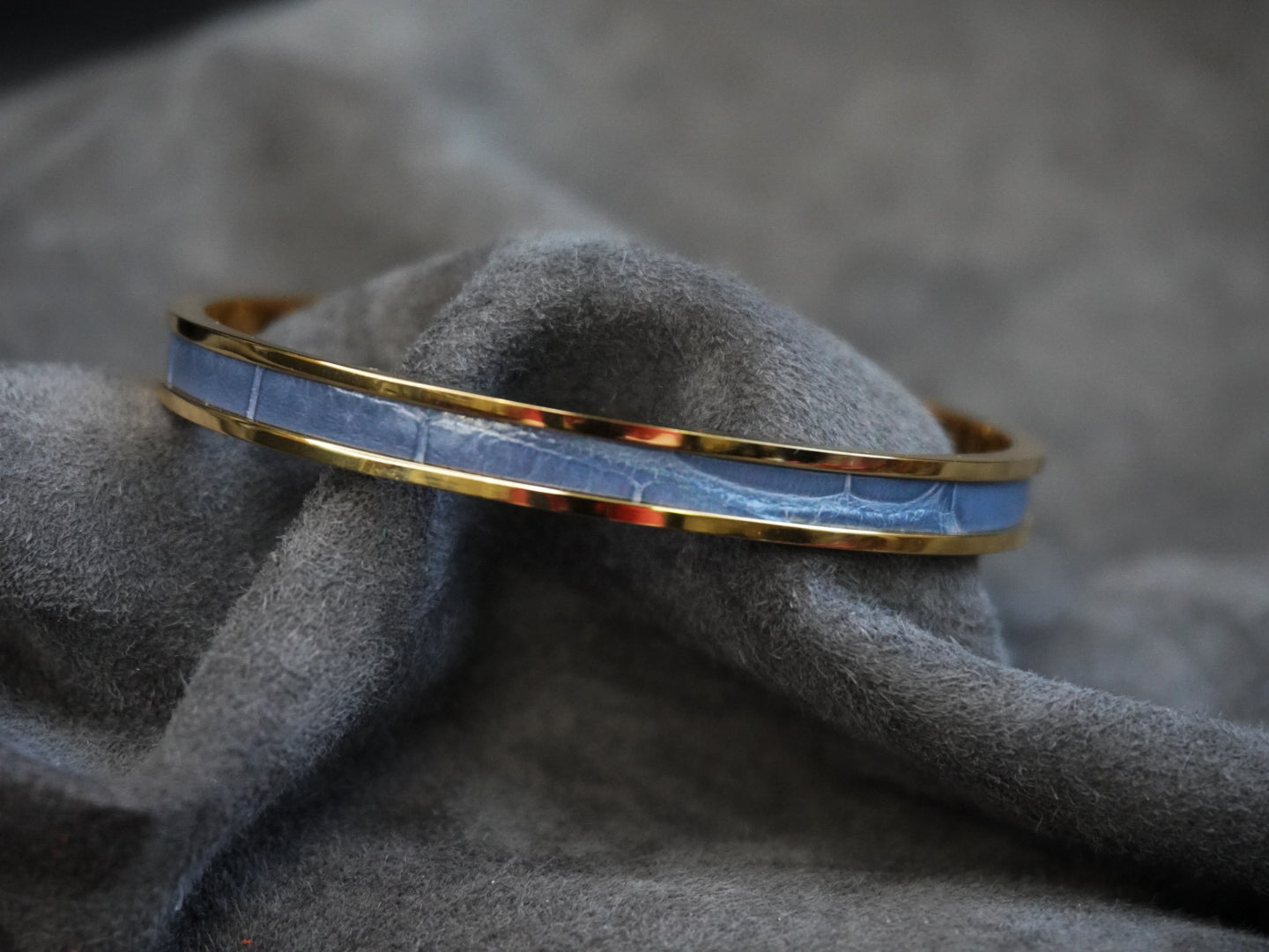 Bracelet en acier inoxydable plaqué or 24 carats et cuir éxotique (alligator, lézard, serpent)