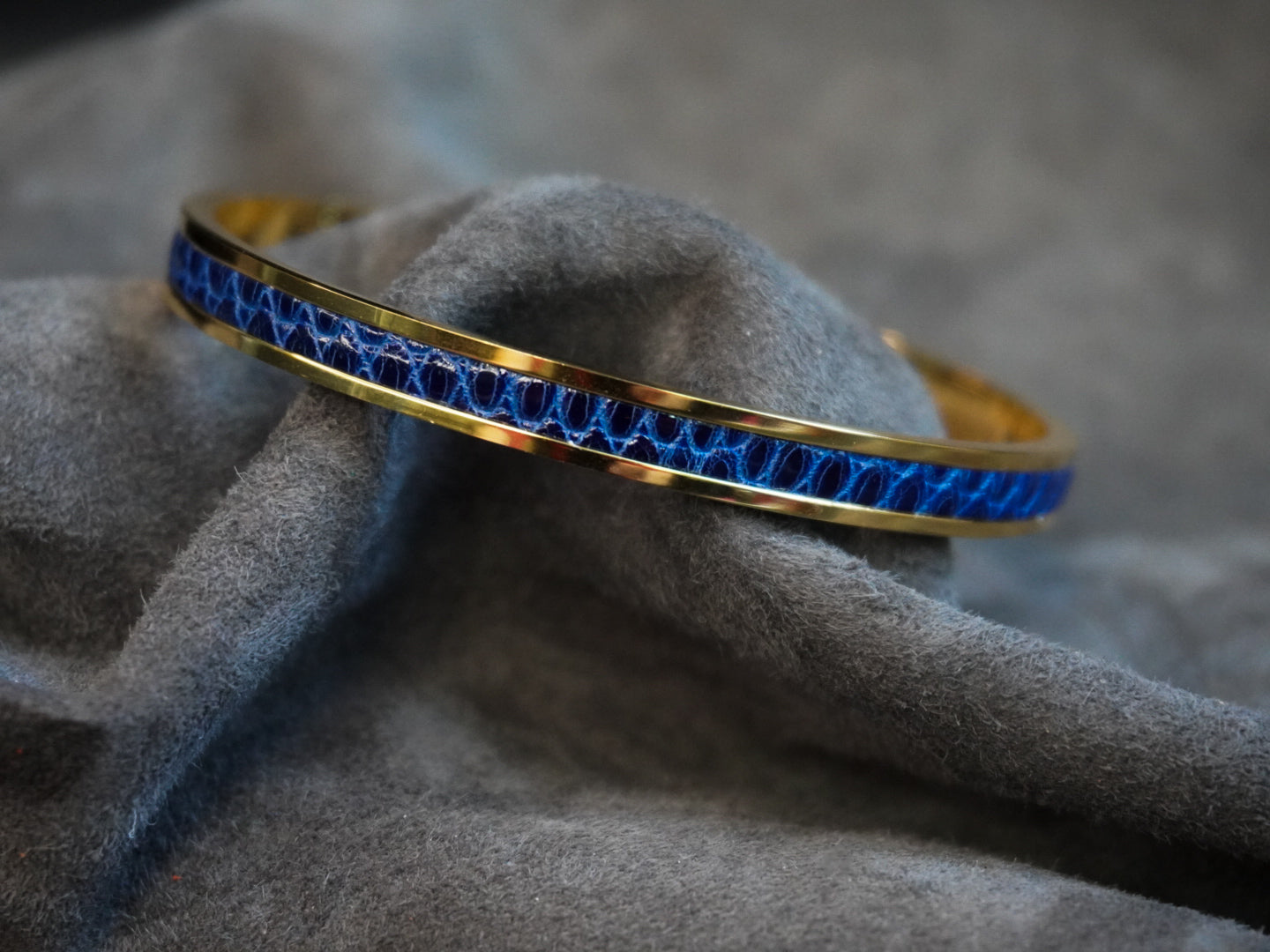 Bracelet en acier inoxydable plaqué or 24 carats et cuir éxotique (alligator, lézard, serpent)