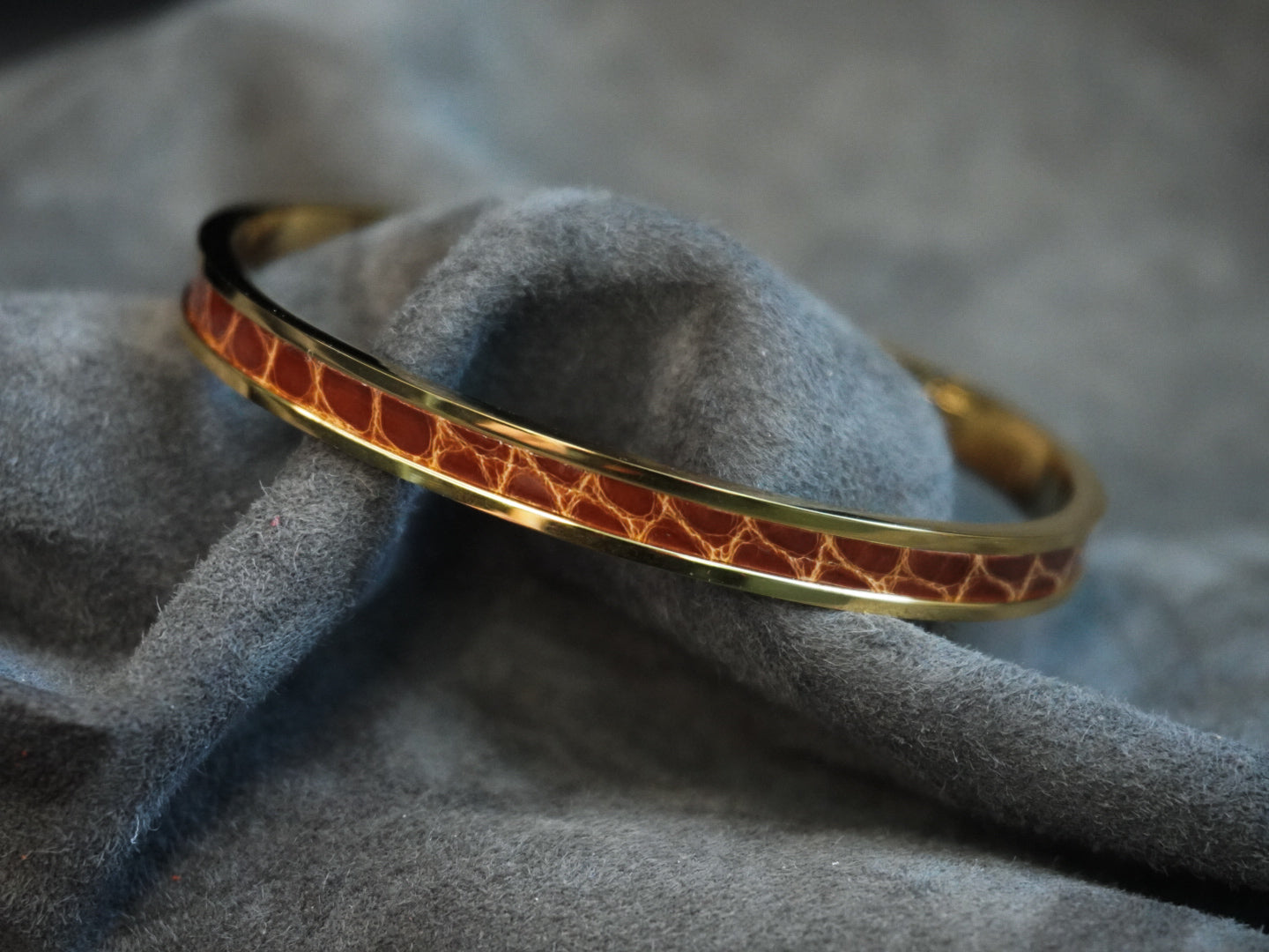 Bracelet en acier inoxydable plaqué or 24 carats et cuir éxotique (alligator, lézard, serpent)