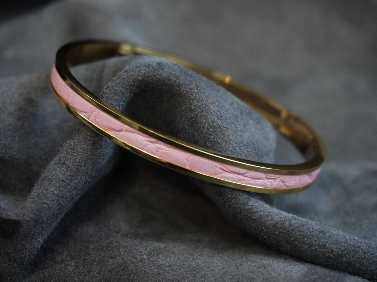 Bracelet en acier inoxydable plaqué or 24 carats et cuir éxotique (alligator, lézard, serpent)