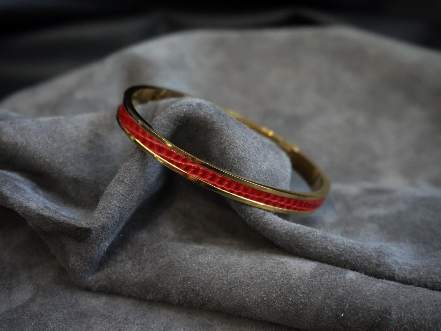 Bracelet en acier inoxydable plaqué or 24 carats et cuir éxotique (alligator, lézard, serpent)