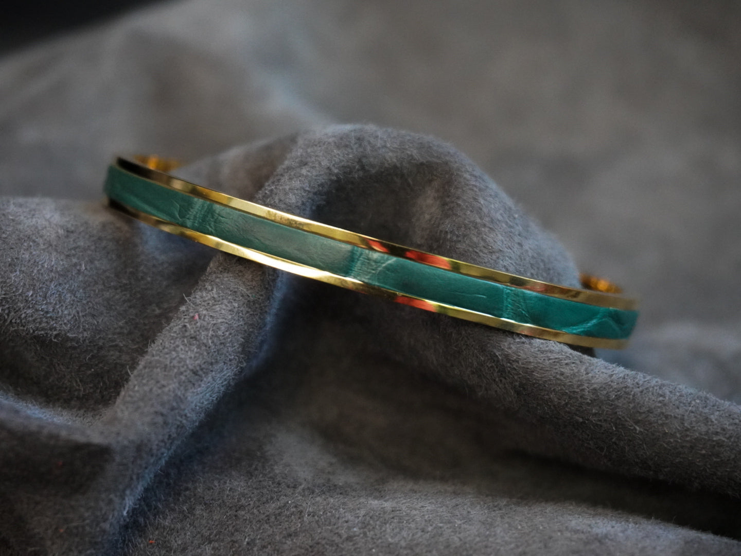 Bracelet en acier inoxydable plaqué or 24 carats et cuir éxotique (alligator, lézard, serpent)