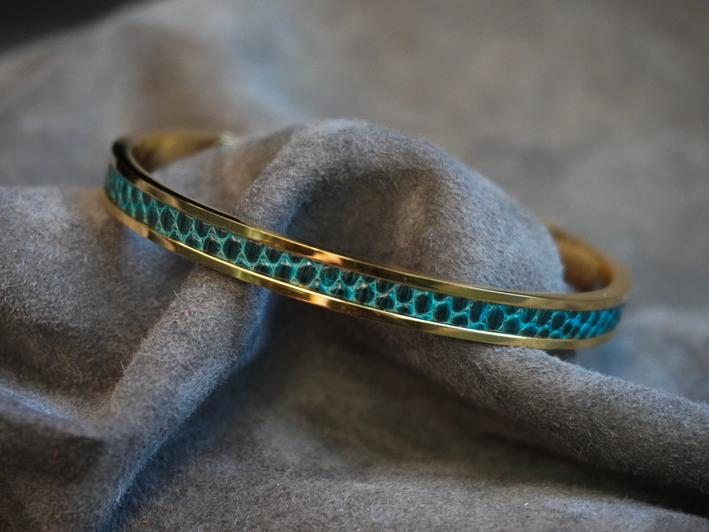 Bracelet en acier inoxydable plaqué or 24 carats et cuir éxotique (alligator, lézard, serpent)