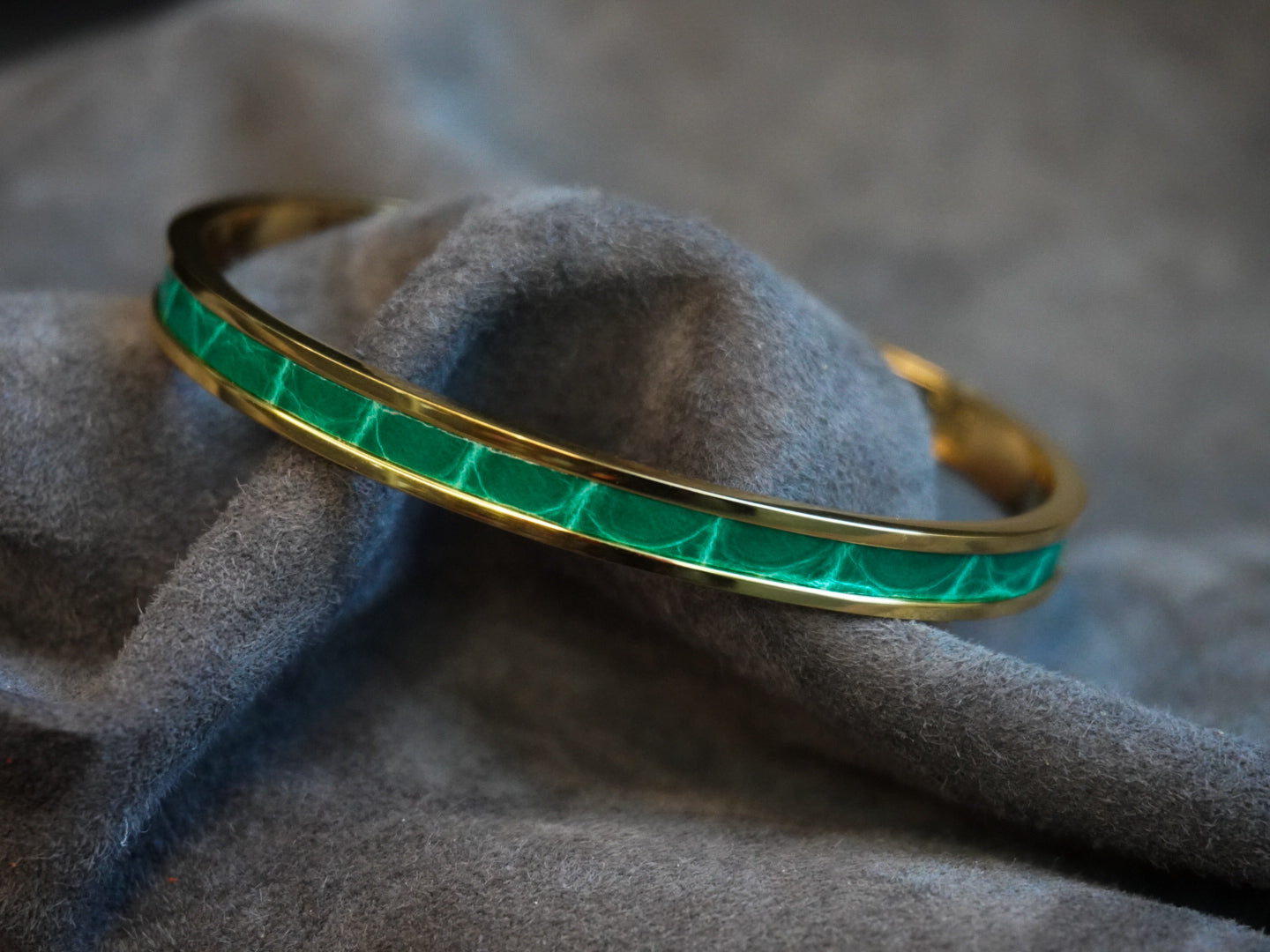 Bracelet en acier inoxydable plaqué or 24 carats et cuir éxotique (alligator, lézard, serpent)