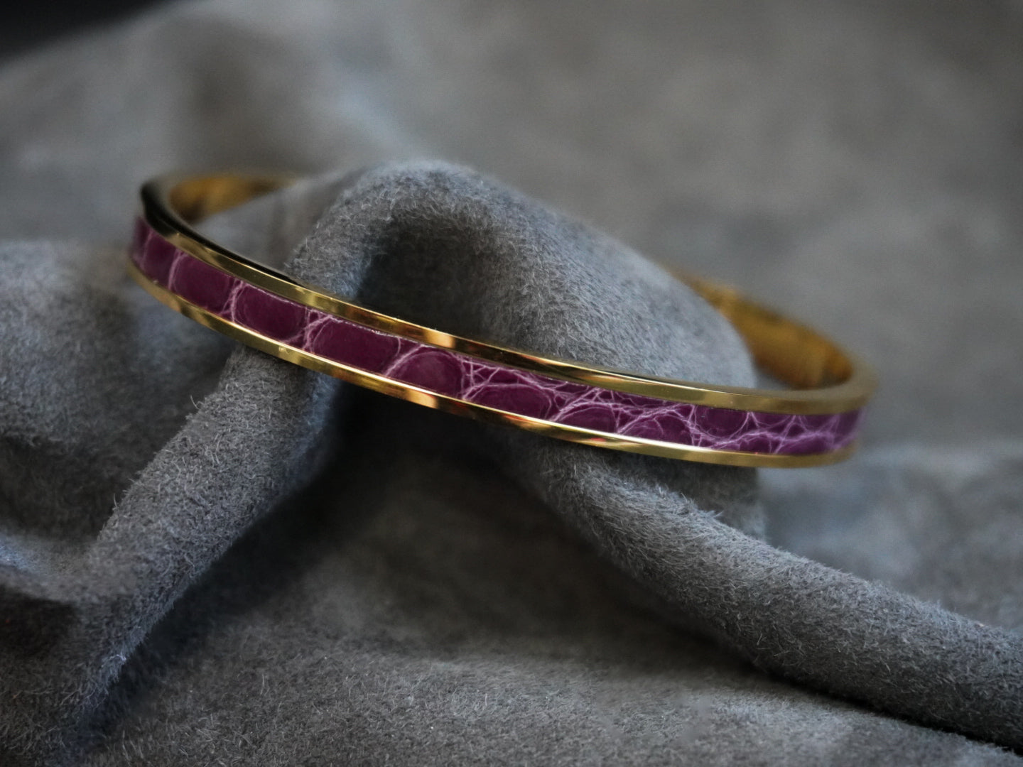 Bracelet en acier inoxydable plaqué or 24 carats et cuir éxotique (alligator, lézard, serpent)